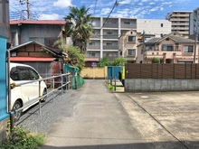 【埼玉県/所沢市有楽町】所沢市有楽町 土地 前面の公道の写真(写真右側が当該物件になります)