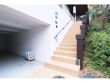【神奈川県/横浜市青葉区美しが丘】横浜市青葉区美しが丘3丁目　中古戸建て アプローチ