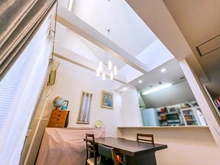 【東京都/杉並区善福寺】杉並区善福寺1丁目　中古戸建 ダイニングキッチン：勾配天井のダイニング