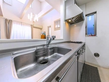 【東京都/杉並区善福寺】杉並区善福寺1丁目　中古戸建 キッチン：ダイニングの南側開口部から明るい日差しを取り込めます。