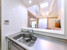 【東京都/杉並区善福寺】杉並区善福寺1丁目　中古戸建 キッチン：リビングまで見通せるLDK設計