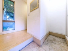 【東京都/杉並区善福寺】杉並区善福寺1丁目　中古戸建 玄関：玄関部分には下足入れとは別に物入を確保
（季節物やレジャー用品を収納可能）