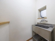 【神奈川県/川崎市多摩区東生田】川崎市多摩区東生田1丁目　中古戸建 流し台：1階和室横の流し台