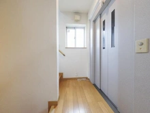 【神奈川県/川崎市多摩区東生田】川崎市多摩区東生田1丁目　中古戸建 廊下：2階ホームエレベーター出入口付近