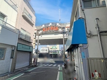 【東京都/世田谷区桜上水】アグレシオ世田谷桜上水II 桜上水商店街入口（現地より約192m）：「桜上水駅北交差点」側入口