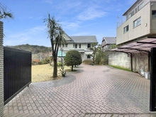 【神奈川県/三浦郡葉山町下山口】三浦郡葉山町下山口　戸建 駐車スペース、庭