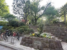 【東京都/新宿区荒木町】新宿区荒木町　中古戸建 新宿区立愛住公園（現地より約650m）