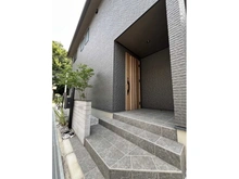 【神奈川県/海老名市東柏ケ谷】海老名市東柏ケ谷1丁目　中古戸建 玄関