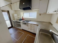 【千葉県/千葉市花見川区長作台】千葉市花見川区長作台二丁目　中古戸建 キッチン：家具調度品は価格に含まれません。