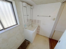 【千葉県/千葉市花見川区長作台】千葉市花見川区長作台二丁目　中古戸建 洗面所：家具調度品は価格に含まれません。