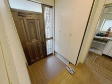 【千葉県/千葉市花見川区長作台】千葉市花見川区長作台二丁目　中古戸建 玄関：家具調度品は価格に含まれません。