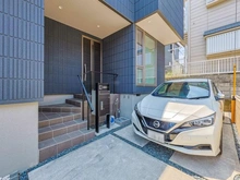 【埼玉県/さいたま市中央区大戸】さいたま市中央区大戸3丁目　戸建て アプローチ＋駐車場