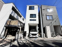 【埼玉県/さいたま市浦和区前地】さいたま市浦和区前地3丁目　中古戸建 外観：写真中央の白い建物