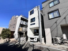 【埼玉県/さいたま市浦和区前地】さいたま市浦和区前地3丁目　中古戸建 外観：写真中央の白い建物