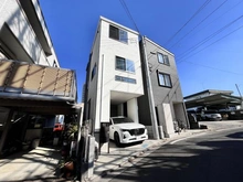 【埼玉県/さいたま市浦和区前地】さいたま市浦和区前地3丁目　中古戸建 外観：写真中央の白い建物