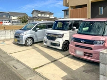【埼玉県/東松山市高坂】東松山市高坂5丁目　戸建 駐車場：並列駐車で3台駐車可能