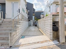 【埼玉県/さいたま市緑区松木】さいたま市緑区松木3丁目　中古戸建 アプローチ：2台駐車可能です。(車種による)