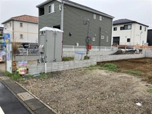 【埼玉県/川口市戸塚】川口市戸塚5丁目 3号棟 現地（建築前）：全4区画中心にあるグレーの戸建ての裏の部分の敷地です。