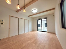 【埼玉県/さいたま市緑区大字大間木】さいたま市緑区大字大間木　中古戸建 リビング・ダイニング：最高天井高2.7mで開放的です。