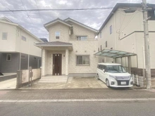 【埼玉県/さいたま市緑区大字中尾】さいたま市緑区大字中尾　戸建 外観：（中央の建物）
駐車スペース2台分あり（車種によります）