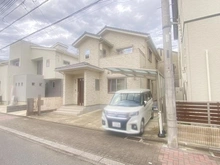 【埼玉県/さいたま市緑区大字中尾】さいたま市緑区大字中尾　戸建 外観：（中央の建物）
カーポート付