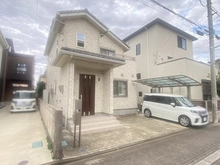 【埼玉県/さいたま市緑区大字中尾】さいたま市緑区大字中尾　戸建 外観：（中央の建物）
太陽光発電＋蓄電池が設置されています。