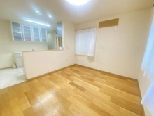 【埼玉県/さいたま市緑区大字中尾】さいたま市緑区大字中尾　戸建 リビング・ダイニング：約12帖のLDK、全室に電動シャッター付き