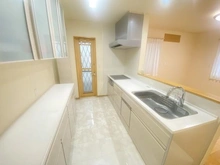 【埼玉県/さいたま市緑区大字中尾】さいたま市緑区大字中尾　戸建 キッチン：キッチンには食器洗い乾燥機付き