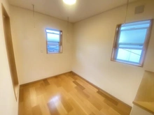 【埼玉県/さいたま市緑区大字中尾】さいたま市緑区大字中尾　戸建 2階 ランドリースペース：雨の日のお洗濯に便利なスペースです。