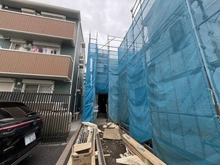 【埼玉県/川口市戸塚東】 川口市戸塚東2丁目新築戸建　A号棟 建築中の外観：全３棟（中央奥）