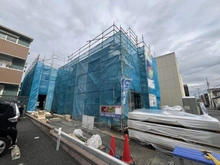 【埼玉県/川口市戸塚東】 川口市戸塚東2丁目新築戸建　C号棟 建築中の外観：前面の物件