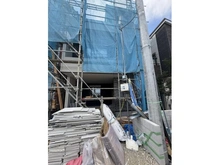 【埼玉県/さいたま市浦和区仲町】さいたま市浦和区仲町4丁目 新築戸建て 1号棟 建築中の外観：全6棟、中央
