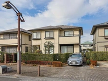 【埼玉県/吉川市きよみ野】吉川市きよみ野2丁目　戸建 外観：大和ハウス施工、軽量鉄骨造の戸建です（写真中央）。