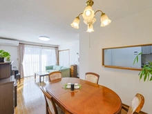 【埼玉県/吉川市きよみ野】吉川市きよみ野2丁目　戸建 リビング：約13.5帖のLDです。キッチンはLDの様子を確認できるカウンタータイプです。