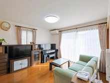 【埼玉県/吉川市きよみ野】吉川市きよみ野2丁目　戸建 リビング：南側のメインサッシには電動シャッターがついております（2025年2月修理履歴有）。