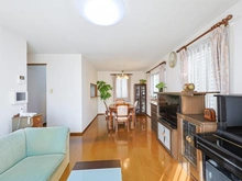 【埼玉県/吉川市きよみ野】吉川市きよみ野2丁目　戸建 リビング：南・東・北側に開口部があり、南側道路のため終日陽当たり良くお過ごしいただけます。