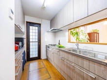 【埼玉県/吉川市きよみ野】吉川市きよみ野2丁目　戸建 キッチン：2024年4月に本体をリフォームしております。カップボード・床下収納も魅力のひとつ。