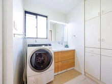 【埼玉県/吉川市きよみ野】吉川市きよみ野2丁目　戸建 洗面所：洗面化粧台を2017年8月にリフォーム。タオル類を収納できる物入もございます。