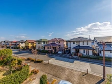 【埼玉県/吉川市きよみ野】吉川市きよみ野2丁目　戸建 眺望：前面道路は約12mあり、南側のため陽当たり良くお過ごしいただけます。