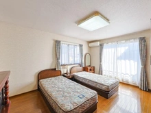 【埼玉県/吉川市きよみ野】吉川市きよみ野2丁目　戸建 洋室：約2.0帖のウォークインクローゼットあり。南・東側の開口部から陽当たり良好です。