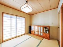 【埼玉県/吉川市きよみ野】吉川市きよみ野2丁目　戸建 和室：2022年10月に畳交換しております。襖を開けると縁側があり、庭に出られます。