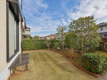 【埼玉県/吉川市きよみ野】吉川市きよみ野2丁目　戸建 庭：敷地周りに樹木を配しており、道路面からの目線が気になりません。