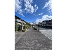 【埼玉県/吉川市きよみ野】吉川市きよみ野2丁目　戸建 前面道路：電柱が地中に埋まっているエリアのため景観も良好です。幅員は約12mもございます。