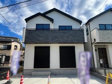 【埼玉県/さいたま市南区大字大谷口】さいたま市南区大字大谷口　新築戸建A号棟 建築中の外観：全3棟　写真中央