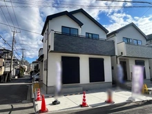 【埼玉県/さいたま市南区大字大谷口】さいたま市南区大字大谷口　新築戸建A号棟 建築中の外観：全3棟　写真中央