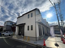 【埼玉県/さいたま市南区大字大谷口】さいたま市南区大字大谷口　新築戸建A号棟 建築中の外観：全3棟　写真中央