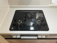 【埼玉県/さいたま市南区鹿手袋】さいたま市南区鹿手袋1丁目　新築戸建 キッチン：三口コンロ