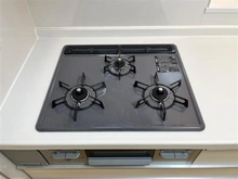 【埼玉県/戸田市喜沢】戸田市喜沢2丁目　新築戸建A号棟 キッチン：三口コンロ