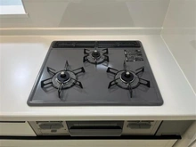 【埼玉県/戸田市喜沢】戸田市喜沢2丁目　新築戸建B号棟 キッチン：三口コンロ