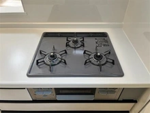 【埼玉県/戸田市喜沢】戸田市喜沢2丁目　新築戸建C号棟 キッチン：三口コンロ